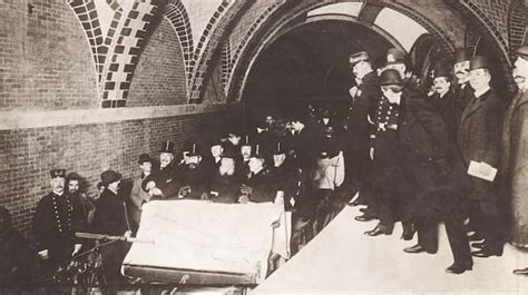 New York City subway opens | October 27, 1904 | HISTORY