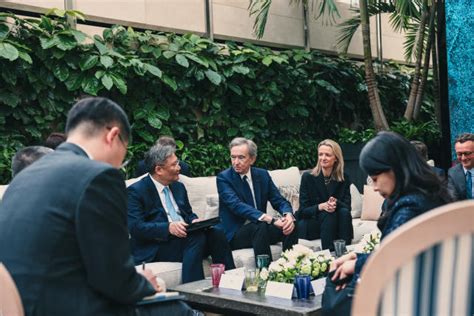 Bernard Arnault Meets With China’s Minister of Commerce in Paris