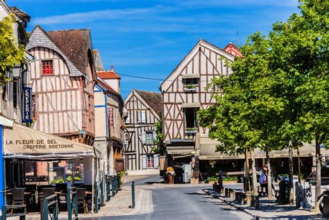 Discover the medieval heritage of France in the town of Provins ...