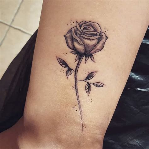 Top 51 des meilleures idées de tatouage simple à la rose | Troovez.com