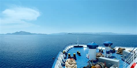 A short guide to traveling from Athens to Santorini | Ferryhopper