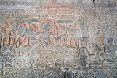 Relief of the king Suryavarman II on the wall of gallery of Angkor Wat temple foto de Stock ...