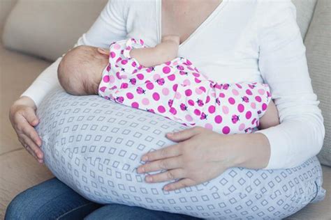 7 Tips For Breastfeeding Moms On The Use Of Feeding Pillows