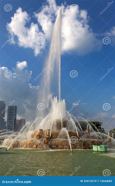 Buckingham Fountain in Grant Park, Chicago, USA. Stock Image - Image of grant, motion: 33412519