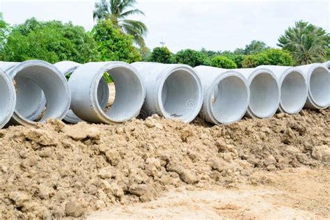 El Drenaje Concreto Instala Tubos En Canal, Aguas Residuales Y Agua De ...