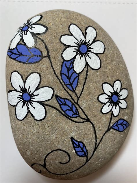 Easy flowers painted rock | Rock painting flowers, Rock painting patterns, Rock painting designs