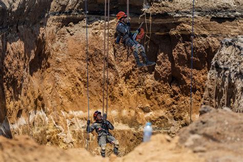 Searchers seek to recover 2 missing in Guatemala sinkhole | The Independent