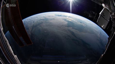 Gorgeous Sunrise from Space Captured by ESA Astronaut - YouTube