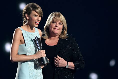 Taylor Swift's Mom Is Basically Her Therapist