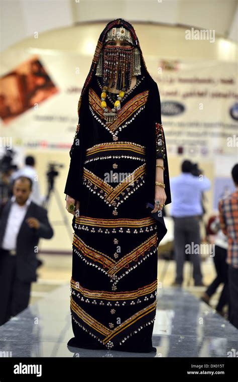 Sanaa, Yemen. 15th Mar, 2014. A model presents traditional Yemeni Stock Photo: 67613108 - Alamy