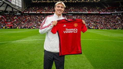 Rasmus Hojlund unveiled to Manchester United fans at Old Trafford ...