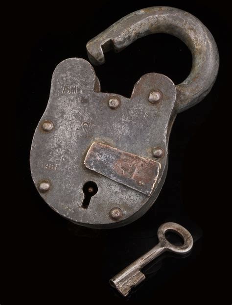 VINTAGE HANDCRAFTED ALIGARH 4 LEVER IRON PADLOCK 1981 | Recovery Curios