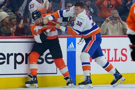 Islanders' four-game win streak snapped in fight-filled loss to Flyers