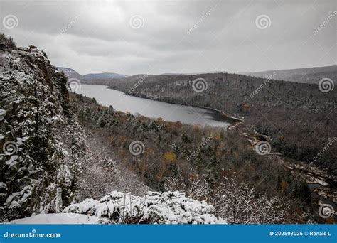 Lake of the Clouds in Snow and Winter at Porcupine Mountains Wilderness ...