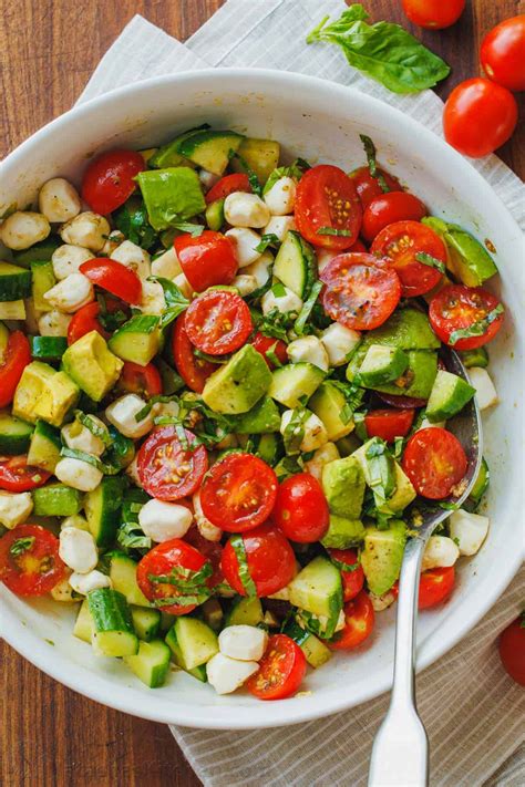 Tomato Cucumber Mozzarella Salad (VIDEO) - comidasrusticas.com