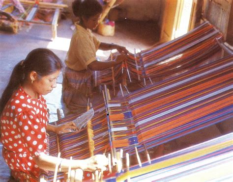 File:Tais weaving in Lospalos, East Timor.jpg - Wikipedia