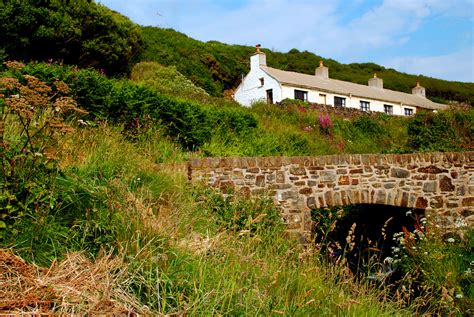 Wales Coast Path: Pwll Whiting to Porthgain - Barrie Foster & Associates