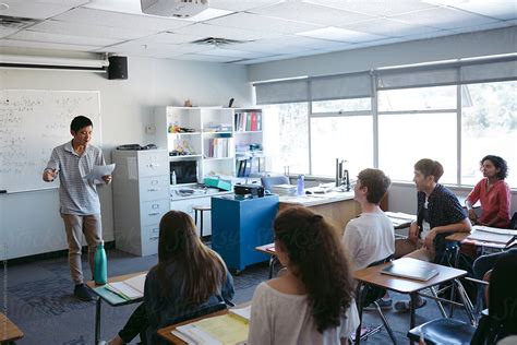 «Highschool Student Giving Presentation During Class» del colaborador ...