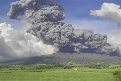 Philippines: Kanlaon volcano forces mass evacuation as ‘more explosive ...