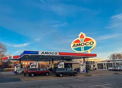 Why Is There a Giant AMOCO Sign in St. Louis? - Saint Louis Bank Blog