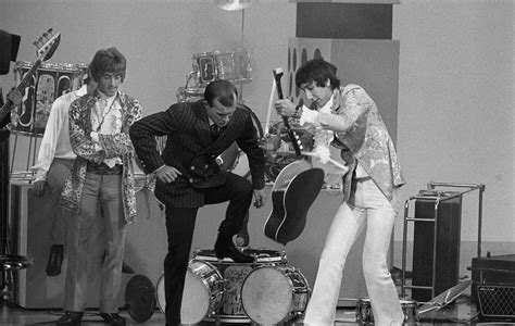 Pete Townshend helps Tommy Smothers destroy a guitar on ‘The Smothers Brothers,’ 1967 : r/TheWho