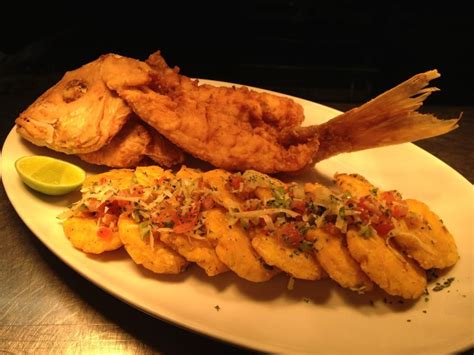 Pescado frito con tostones. | Haitian food recipes, Food, Cooking ...