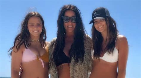 Country singer Sara Evans poses in bikini alongside her teen daughters: 'Looking young enough to ...