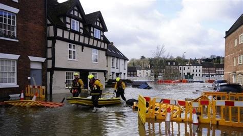 England floods: Ten days 'of difficult conditions' expected - BBC News