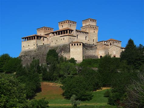 Torrechiara Castle (Langhirano, Italy) [408x3456] [OS] : r/castles