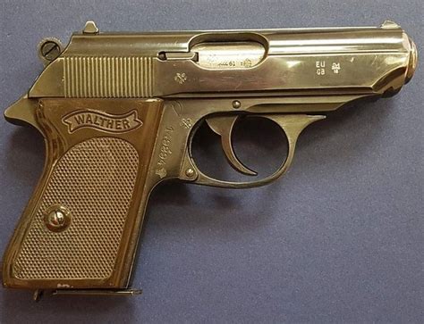 James Bond gun withdrawn from auction over 'fake' row - BBC News