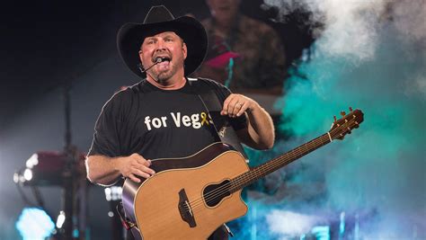 Garth Brooks lives up to ’90s lore in Indianapolis