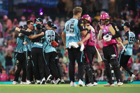 Brisbane Heat celebrate the winning moment | ESPNcricinfo.com