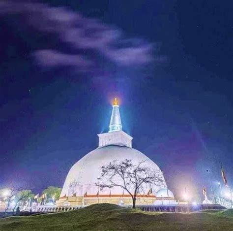 Ruwanwelisaya: Ancient Buddhist Stupa In Anuradhapura - Sri Lanka