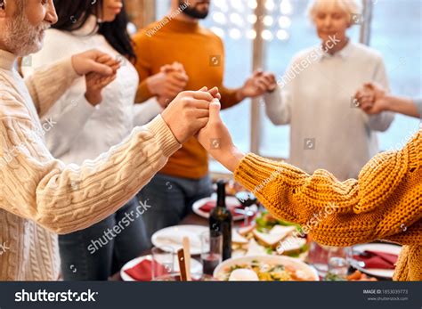 557 Family Holding Hands And Praying On Thanksgiving Images, Stock ...