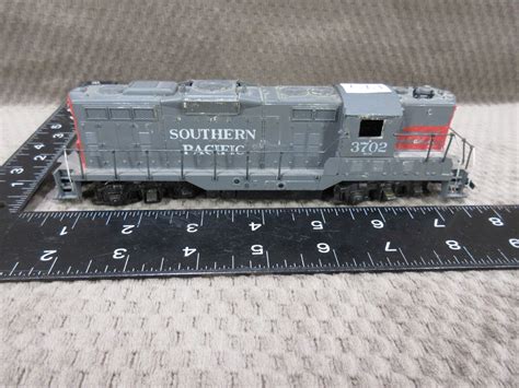 Dummy Diesel Locomotive Southern Pacific 3702 - HO Scale