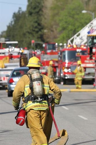 Laying out hose | LAFD Firefighter runs while laying out hos… | chuckmartel | Flickr