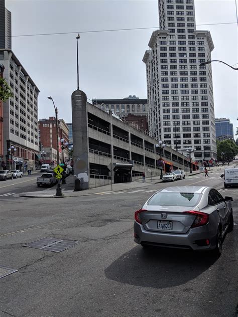 This parking garage in Seattle : r/confusing_perspective