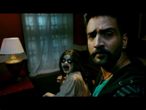 Santhanam's 'Dhilluku Dhuddu' Movie Review, Rating & Story - Filmibeat