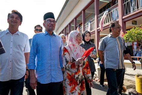 PHOTO GALLERY : PM ANWAR ARRIVES TO CAST HIS VOTE DURING STATE ELECTION