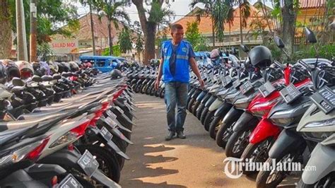 Parkiran Ini Viral karena Motor Ditata Rapi Sesuai Merk dan Jenis, Ini ...