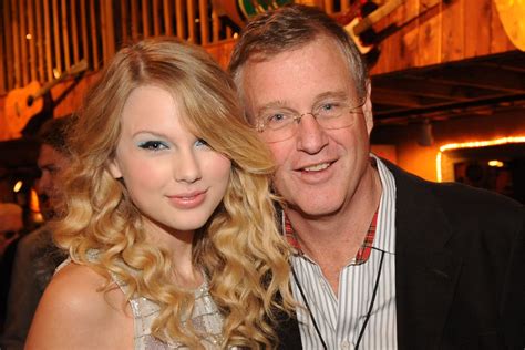 Taylor Swift's father scuffles with burglar in Florida penthouse