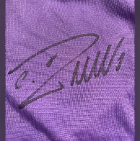 Is this Cristiano Ronaldo autograph authentic ? : r/Autographs