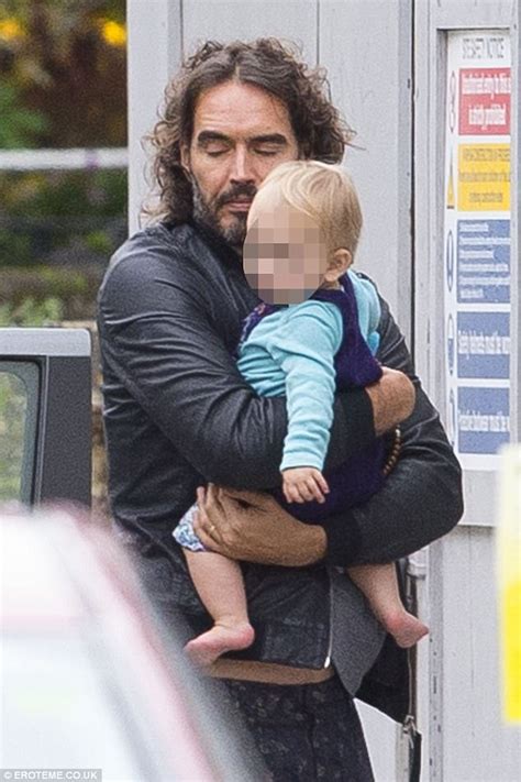 Russell Brand enjoys low-key stroll with daughter Mabel | Daily Mail Online