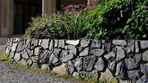 20 Stone Retaining Walls That Will Look Amazing In Your Yard