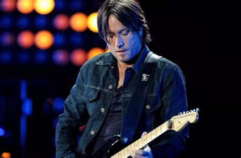 Keith Urban Shows Off Guitar Chops During ‘Long Hot Summer’ on ‘CMA ...