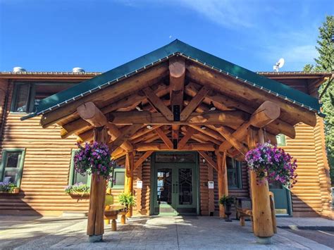 Overlander Mountain Lodge: Serenity at the Edge of Jasper National Park