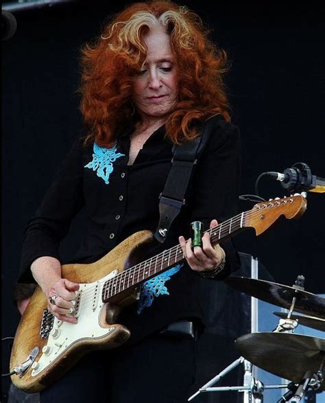 Bonnie Raitt playing slide | Bonnie raitt, Blues musicians, Rhythm and ...