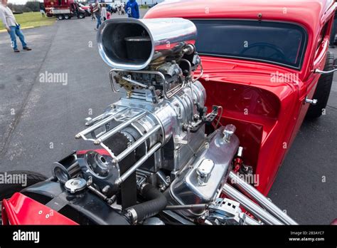 Georgetown, Tx - Supercharged V8 engine of bright red hot rod Stock Photo - Alamy