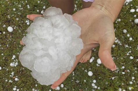 Brisbane just got absolutely damaged by giant hail bombs in videos and pictures - Strange Sounds