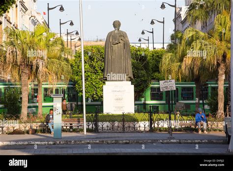 Tunisia tunis statue ibn khaldoun Banque de photographies et d’images à ...